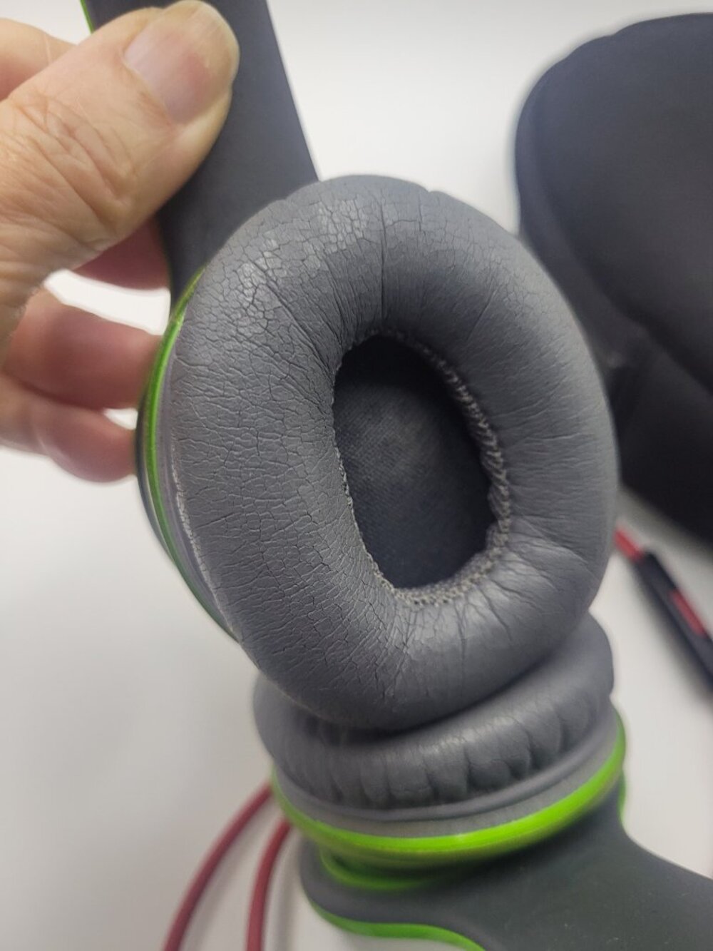 Beats by Dr Dre Solo HD Green Wired On-Ear Headphones w/ Case Foldable - Tested - Picture 4 of 13